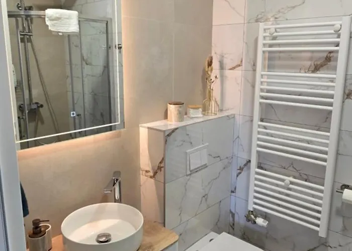 Lazarus With Garage アパート